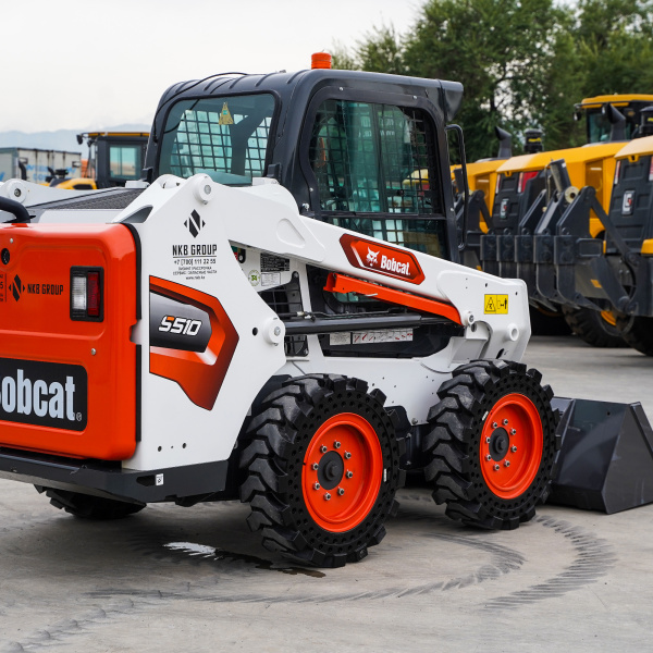 Мини-фронтальный погрузчик Bobcat S550